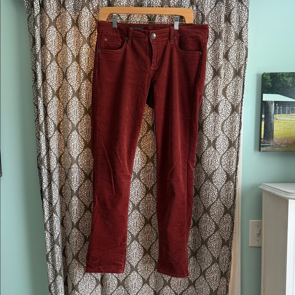 Kut from the Kloth Catherine Boyfriend Straight Corduroy Pants size 8 Rust color